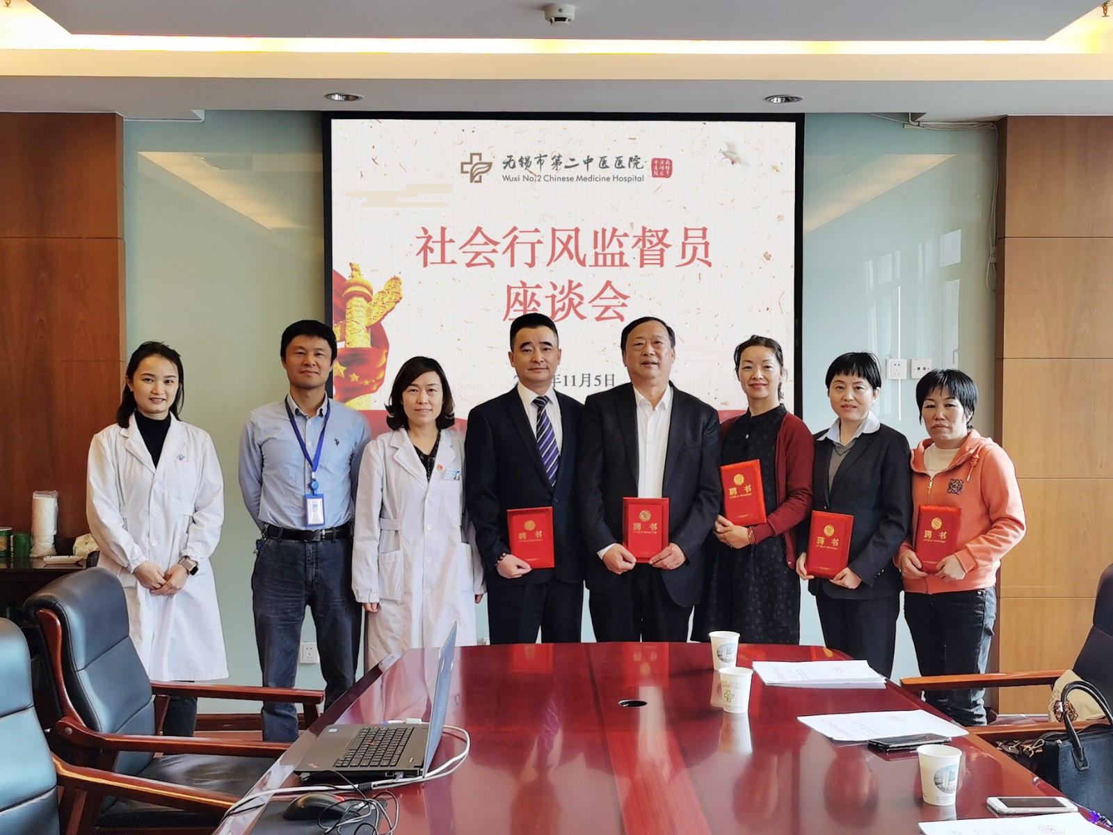 行风监督合影-p.jpg 行风监督合影-p.jpg